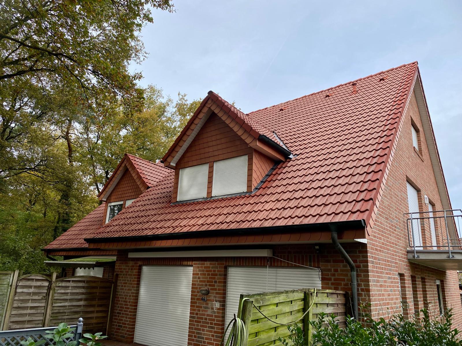 Dachreinigung Lathen Nachher: Sauber gereinigtes Dach mit neuwertiger Optik.